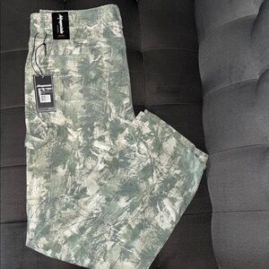Aeropostale Men's Green Camouflage Cargo Pants